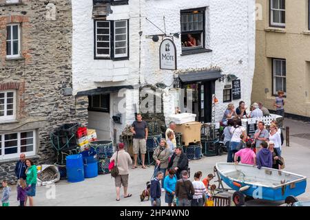 PORT ISAAC, CORNWALL, Royaume-Uni - AOÛT 13 : le bar et restaurant Mote à Port Isaac, Cornwall, le 13 août 2013. Personnes non identifiées Banque D'Images