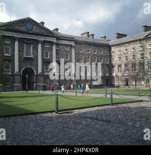 1960s, vue historique et extérieure de l'entrée intérieure et des grands bâtiments de Trinity College, Dubin, Irlande. Trinity College est en fait, à la différence de ses célèbres établissements d'enseignement secondaire, les universités de Cambridge et d'Oxford, le seul collège de l'université de Dublin. Une université d'élite, fondée par la reine Elizabeth I en 1592, c'est la plus ancienne université encore en vie en Irlande. Banque D'Images