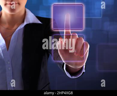 main de femmes d'affaires en appuyant sur un bouton sur une interface d'écran tactile Banque D'Images