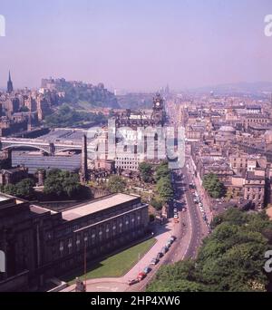 1960s, vue historique depuis cette époque, depuis le haut de Princes Street et du château d'Édimbourg, depuis Carlton Hill, Edimbourg, Écosse, Royaume-Uni. L'une des principales collines de la ville, la vue du sommet sur la ville est spéculaire. Banque D'Images