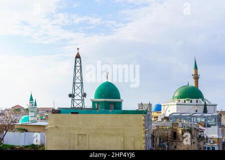 Vue sur le toit de la vieille ville, avec diverses mosquées, à Acre (Akko), dans le nord d'Israël Banque D'Images