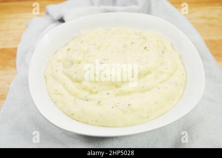 Un bol de purée de pommes de terre crémeuse aux herbes Banque D'Images