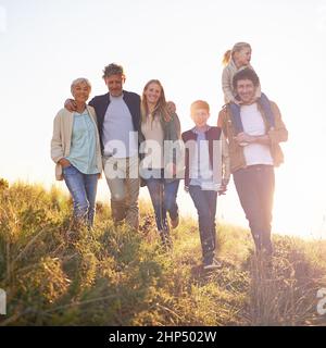 Passer un après-midi avec les gens qui comptent le plus. Portrait complet d'une famille heureuse de plusieurs générations lors d'une promenade de l'après-midi. Banque D'Images