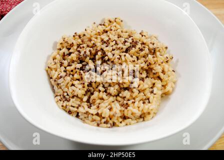 Un plat d'accompagnement de quinoa et de riz brun cuits à la vapeur dans un bol blanc Banque D'Images