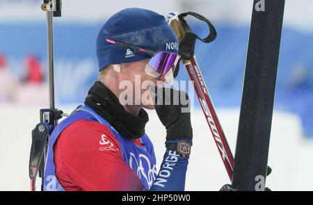 Zhangjiakou, province chinoise du Hebei. 18th févr. 2022. Johannes Thingnes BoE de Norvège célèbre après le lancement en masse des 2022 Jeux Olympiques d'hiver de Beijing 15km par les hommes de biathlon au Centre national de biathlon de Zhangjiakou, dans la province de Hebei, dans le nord de la Chine, le 18 février 2022. Credit: Jiang Hongjing/Xinhua/Alay Live News Banque D'Images