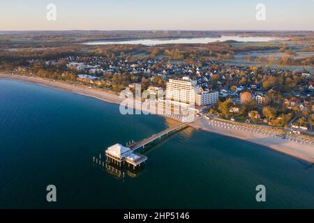 Grand Hotel Seeschlösschen et jetée avec restaurant Wolkenlos, Timmendorfer Strand / Plage, Mer Baltique, Ostholstein, Schleswig-Holstein, Allemagne Banque D'Images