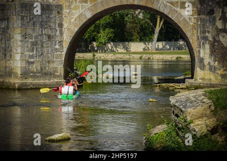 couple canoë sur une rivière en france Banque D'Images