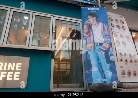 J-Hope, membre du BTS, 16 février 2022 : Un café décoré pour célébrer l'anniversaire 28th du membre du BTS J-Hope à Séoul, en Corée du Sud. L'idole né Jung Ho-Seok, atteint 28 ans le 18 février 2022. Credit: Lee Jae-won/AFLO/Alay Live News Banque D'Images