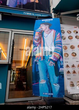 J-Hope, membre du BTS, 16 février 2022 : Un café décoré pour célébrer l'anniversaire 28th du membre du BTS J-Hope à Séoul, en Corée du Sud. L'idole né Jung Ho-Seok, atteint 28 ans le 18 février 2022. Credit: Lee Jae-won/AFLO/Alay Live News Banque D'Images