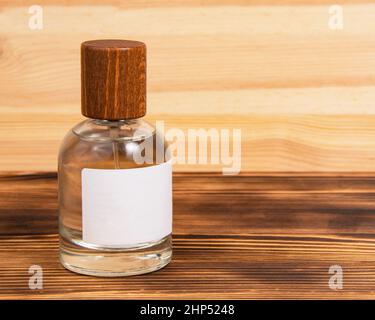 Bouteille de parfum sur fond de bois foncé parfum boisé avec espace de copie pour le texte Banque D'Images