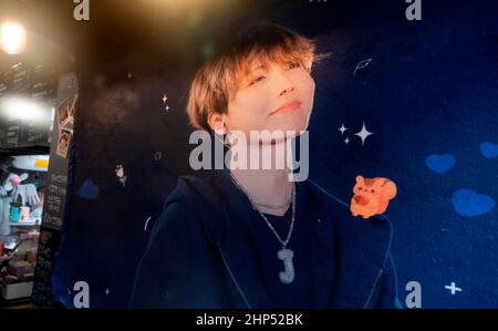 J-Hope, membre du BTS, 16 février 2022 : Un café décoré pour célébrer l'anniversaire 28th du membre du BTS J-Hope à Séoul, en Corée du Sud. L'idole né Jung Ho-Seok, atteint 28 ans le 18 février 2022. Credit: Lee Jae-won/AFLO/Alay Live News Banque D'Images