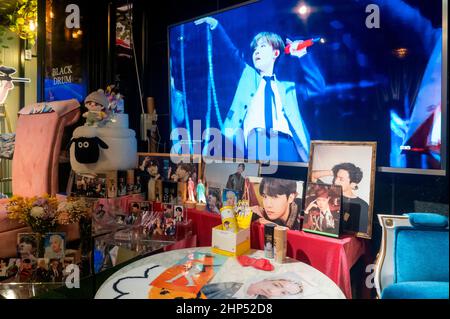 J-Hope, membre du BTS, 16 février 2022 : Un café décoré pour célébrer l'anniversaire 28th du membre du BTS J-Hope à Séoul, en Corée du Sud. L'idole né Jung Ho-Seok, atteint 28 ans le 18 février 2022. Credit: Lee Jae-won/AFLO/Alay Live News Banque D'Images