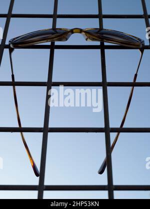 Lunettes perdues abandonnées sur une clôture à Radley Village Banque D'Images