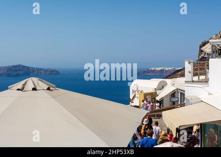 Santorini Grèce, 17 septembre 2020 : promenade en bord de mer à Fira, une plus grande ville de Santorini, avec une vue magnifique sur la caldeira. Cyclades, Grèce Banque D'Images