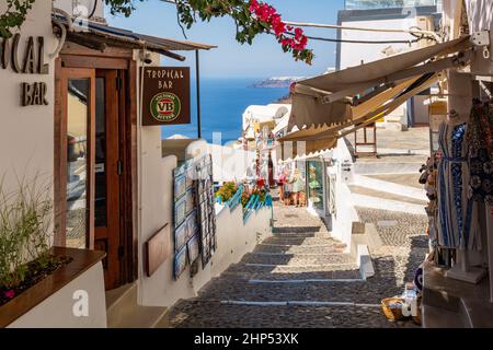 Santorini Grèce, 17 septembre 2020: Rue à Fira, une plus grande ville de Santorini avec beaucoup de restaurants et de magasins. Cyclades, Grèce Banque D'Images
