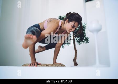 Young woman practicing yoga on mat Banque D'Images