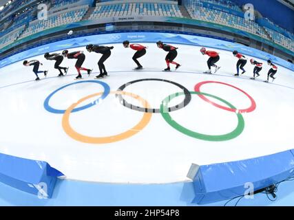 Pékin, Chine. 18th févr. 2022. Les athlètes participent à un entraînement au National Speed Skating Oval de Beijing, capitale de la Chine, le 18 février 2022. Crédit : Wu Wei/Xinhua/Alay Live News Banque D'Images