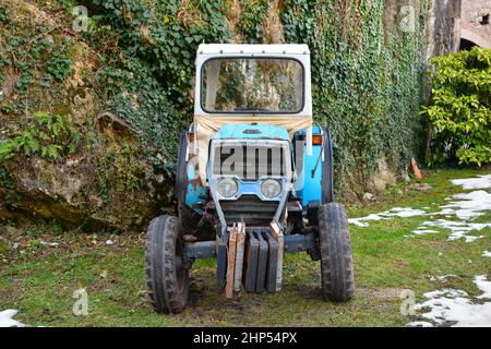 Un tracteur d'époque dans la province du Trentin-Haut-Adige, au nord-est de l'Italie Banque D'Images