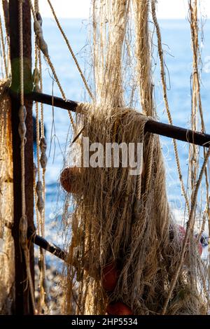 Italie, Camogli - Punta Chiappa, Porto Pidocchio - filets de pêche laissés au sec dans la brise de mer Banque D'Images