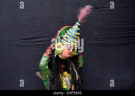 Kolkata, Bengale occidental, Inde. 18th févr. 2022. Un Chhau (danse traditionnelle indienne) porte un masque Chhau pendant le festival folklorique de Kolkata. (Credit image: © Indranil Aditya/ZUMA Press Wire) Credit: ZUMA Press, Inc./Alamy Live News Banque D'Images