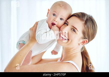 Ce petit gars m'a volé le coeur. Portrait d'une mère aimante portant son bébé garçon à la maison. Banque D'Images