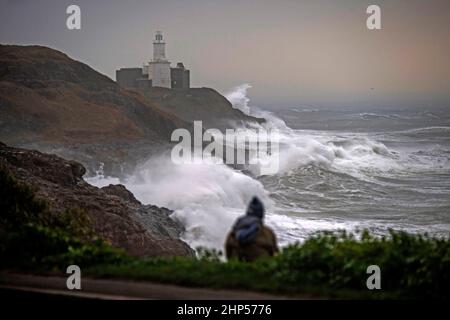 Swansea, Royaume-Uni. 18th févr. 2022. D'énormes vagues se brisent ce matin dans la maison Mumbles Lighting sur la péninsule de Gower, près de Swansea, en haute mer, tandis que le littoral du sud du pays de Galles ressent toute la force de Storm Eunice. Credit: Phil Rees/Alamy Live News Banque D'Images