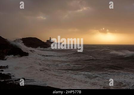 Swansea, Royaume-Uni. 18th févr. 2022. Ce matin, d'énormes vagues se brisent dans la baie de Langland, sur la péninsule de Gower, près de Swansea, en haute mer, tandis que le littoral du sud du pays de Galles ressent toute la force de Storm Eunice. Credit: Phil Rees/Alamy Live News Banque D'Images