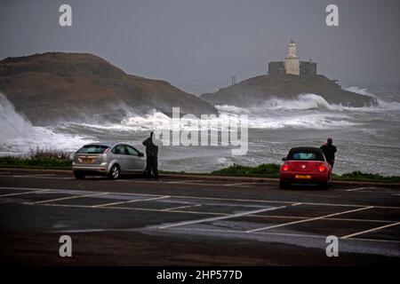 Swansea, Royaume-Uni. 18th févr. 2022. D'énormes vagues se brisent ce matin dans la maison Mumbles Lighting sur la péninsule de Gower, près de Swansea, en haute mer, tandis que le littoral du sud du pays de Galles ressent toute la force de Storm Eunice. Credit: Phil Rees/Alamy Live News Banque D'Images