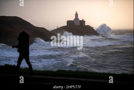 Swansea, Royaume-Uni. 18th févr. 2022. D'énormes vagues se brisent ce matin dans la maison Mumbles Lighting sur la péninsule de Gower, près de Swansea, en haute mer, tandis que le littoral du sud du pays de Galles ressent toute la force de Storm Eunice. Credit: Phil Rees/Alamy Live News Banque D'Images