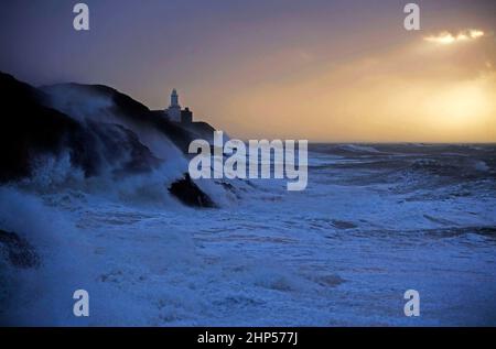 Swansea, Royaume-Uni. 18th févr. 2022. D'énormes vagues se brisent ce matin dans la maison Mumbles Lighting sur la péninsule de Gower, près de Swansea, en haute mer, tandis que le littoral du sud du pays de Galles ressent toute la force de Storm Eunice. Credit: Phil Rees/Alamy Live News Banque D'Images