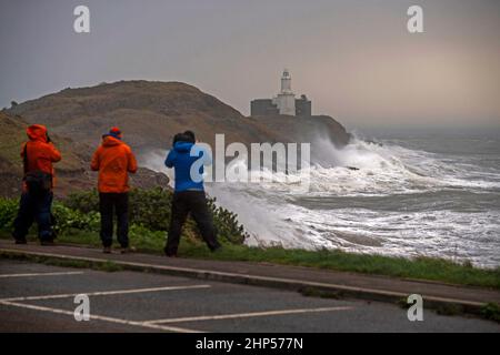 Swansea, Royaume-Uni. 18th févr. 2022. D'énormes vagues se brisent ce matin dans la maison Mumbles Lighting sur la péninsule de Gower, près de Swansea, en haute mer, tandis que le littoral du sud du pays de Galles ressent toute la force de Storm Eunice. Credit: Phil Rees/Alamy Live News Banque D'Images