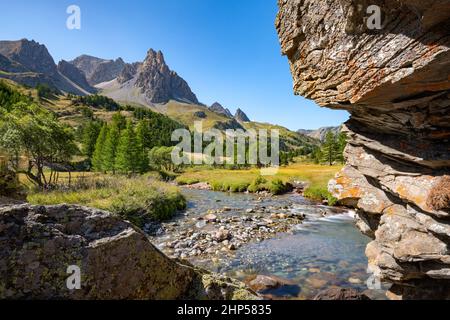 Rivière la Claree en été avec le pic du main de Crepin dans les montagnes du massif des Cerces. Vallée de la Claree (Laval) dans les Hautes Alpes (Alpes), France Banque D'Images