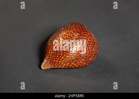 fruit de serpent salak sur fond noir Banque D'Images