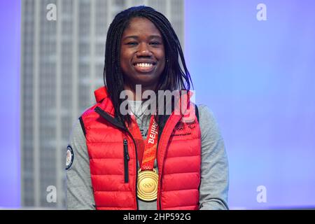 Erin Jackson, patineuse de vitesse primée par la Médaille d'or olympique, visite l'Empire State Building, New York, États-Unis - 18 février 2022 Banque D'Images