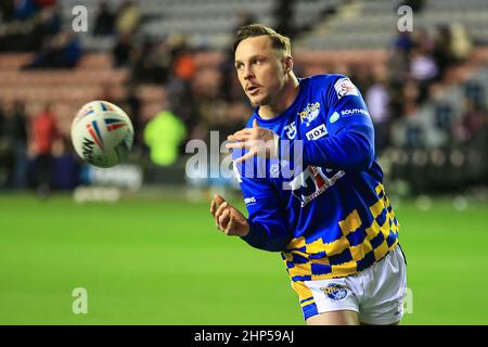 James Donaldson #25 de Leeds Rhinos passe la balle pendant le pré-match d'échauffement dans, le 2/18/2022. (Photo de Mark Cosgrove/News Images/Sipa USA) crédit: SIPA USA/Alay Live News Banque D'Images