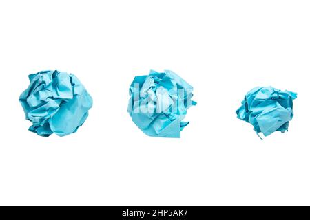 Feuilles de papier bleu froissé isolées sur fond blanc Banque D'Images