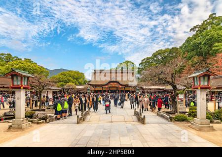 tokyo, japon - décembre 07 2019 : foule de touristes sur la voie de sandō entourée de lanternes en bois menant à la salle principale appelée honden ou shinde Banque D'Images