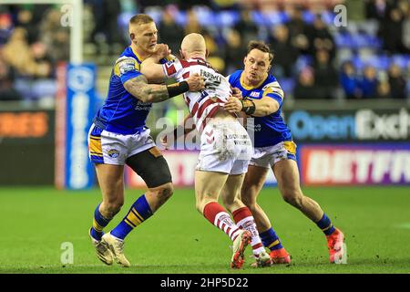 Mikolaj Oledzki #8 et James Donaldson #25 de Leeds Rhinos est attaqué par Liam Farrell #12 de Wigan Warriors Banque D'Images