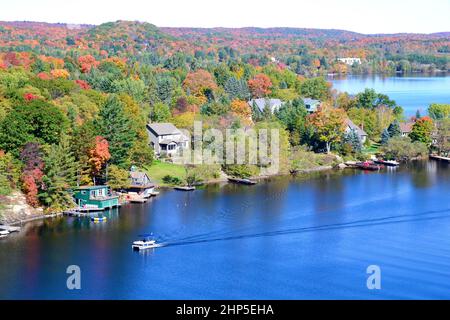 Superbes couleurs d'automne sur les paysages vallonnés, vues depuis Lions Lookout, avec bateau et maisons le long du lac Banque D'Images