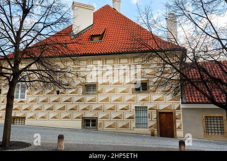 Maison Renaissance avec briques sgraffito créant une illusion visuelle, avec des carrés et des triangles et des diamants, toit en tuiles rouges, sur une rue pavée, Prague Banque D'Images