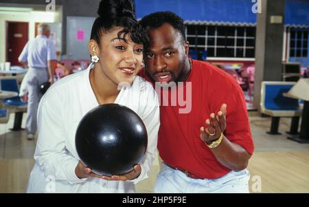 Austin, Texas USA, 1992: L'homme noir donne des conseils à sa femme sur le bowling pendant leur nuit de la date sans leurs enfants. M. EH-0196-0203. ©Bob Daemmrich Banque D'Images