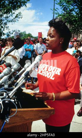 Austin Texas USA,1992: Une femme noire prend la parole lors d'un rassemblement de protestation contre le projet des législateurs de fermer une école résidentielle publique pour les personnes handicapées à Mexia, Texas. ©Bob Daemmrich Banque D'Images