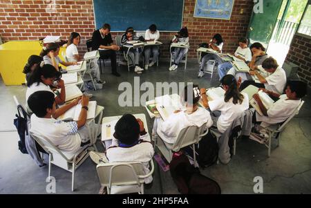 San Miguel de Allende, Mexique 1996: 5th élèves en classe de leur école dans la ville coloniale de l'État de Guanajuato. ©Bob Daemmrich Banque D'Images