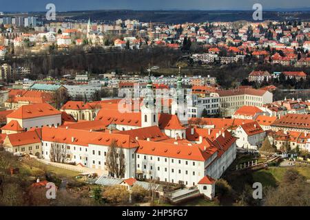 Le toit rouge et les coupoles vertes du monastère de Strahov avec l'Assomption de la Bienheureuse église de la Vierge Marie de Petrin Hill, Prague, République Tchèque Banque D'Images