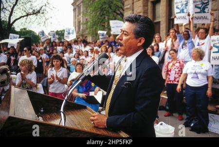 Austin Texas USA, 1993: Le sénateur d'État Gonzalo Barrientos s'exprimant lors d'un rassemblement au Capitole du Texas. ©Bob Daemmrich Banque D'Images