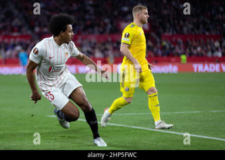 Séville, Espagne. 17h, février 2022. Jules Kounde (23) du FC Sevilla vu pendant le match de l'UEFA Europa League entre le FC Sevilla et Dinamo Zagreb à l'Estadio Ramon Sanchez-Pizjuan à Séville. (Photo: Gonzales photo - Mario Diaz Rasero). Banque D'Images