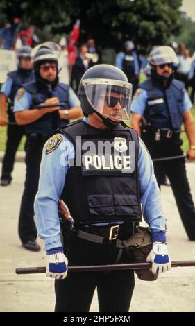 Houston Texas USA, 1990: La police veille les membres du Ku Klux Klan marche à travers le centre-ville de Houston pendant un sommet économique présidentiel. ©Bob Daemmrich Banque D'Images