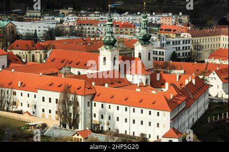 Le toit rouge et les coupoles vertes du monastère de Strahov avec l'Assomption de la Bienheureuse église de la Vierge Marie de Petrin Hill, Prague, République Tchèque Banque D'Images