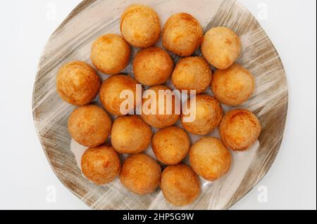 Hors-d'œuvre typiquement brésilien appelé Coxinha de Frango isolé sur fond blanc - vue de dessus. Banque D'Images