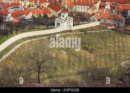 Verger de pommes en hiver sur les pentes de Petrin Hill avec les toits rouges de Hradcany et Mala Strana la petite vieille ville au-delà, Prague République tchèque Banque D'Images